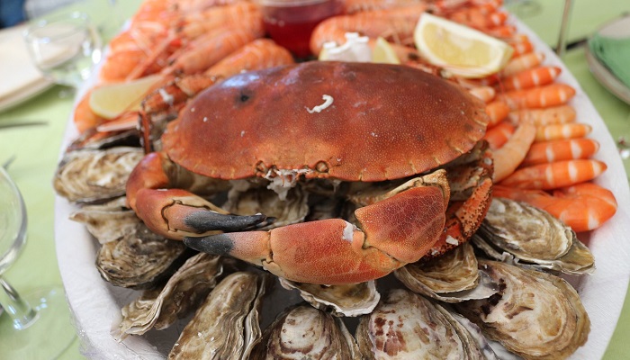 Sesongmat: Slik koker og renser du krabbe