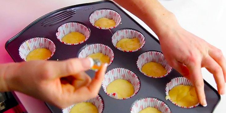 Slik lager du hjerteformede Cupcakes med hjelp av klinkekuler. Enkelt og søtt!