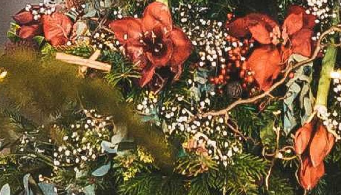 Unge blåser liv i en gammel juletradisjon: Slik pynter du juletreet med levende blomster
