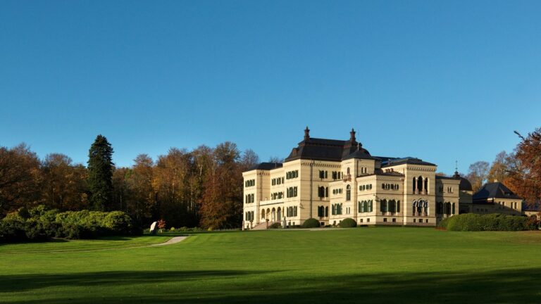 Det er kanskje det eneste privateide slottet i Norge – nå vurderer eier å selge Fritzøehus
